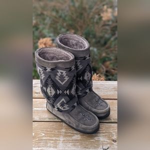 Manitobah Mukluks - Pendleton collab